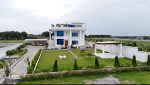 una vista aérea de una casa con patio en Rs cinema villa, en Moinabad