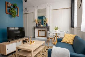 TV a/nebo společenská místnost v ubytování Au cœur de Rouen