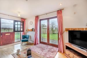 TV a/nebo společenská místnost v ubytování The Old Pottery Cottage