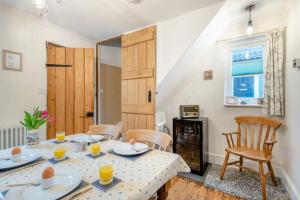 Kuchyň nebo kuchyňský kout v ubytování Blue Moon Cottage