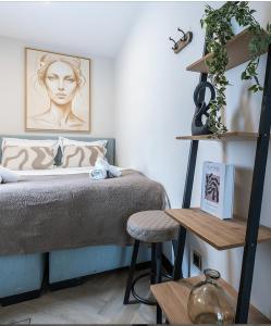 ein Schlafzimmer mit einem Bett und einem Stuhl neben einem Tisch in der Unterkunft Cozy Suite With New Shower Near Popodium 013 in Tilburg + 38 Fotos