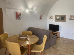 FelicetoにあるA volta appartement à la nuitée, linge comprisのテーブルとソファのあるリビングルーム