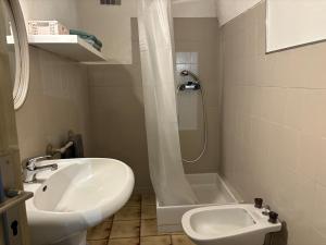FelicetoにあるA volta appartement à la nuitée, linge comprisの洗面台、シャワー、浴槽を備えたバスルーム +13枚の写真