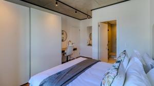 Ένα ή περισσότερα κρεβάτια σε δωμάτιο στο The Bridgewater collection 411- Luxury 1 bed Morden Apartment at Century City