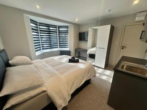 En eller flere senge i et værelse på Abbey House