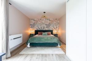 ディジョンにあるCanal des Ducsのベッドルーム1室(緑色のベッドカバー付)