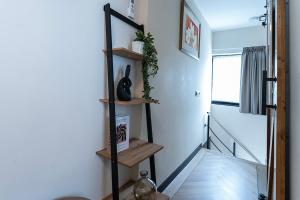 ein Flur mit Holzregalen und einer Treppe in der Unterkunft Cozy Suite With New Shower Near Popodium 013 in Tilburg