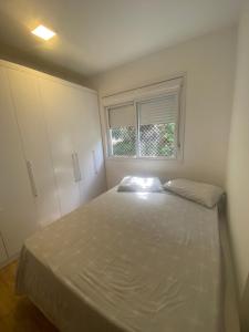 En eller flere senge i et værelse på Apto confortável com vista para a natureza + 16 billeder