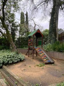 Legeområdet for børn på Apto confortável com vista para a natureza