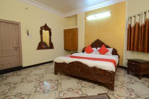Postel nebo postele na pokoji v ubytování Hotel O Ranibagh Palace