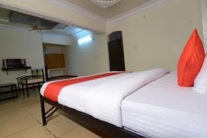 Postel nebo postele na pokoji v ubytování Hotel O Ranibagh Palace