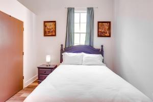 En eller flere senge i et værelse på Bywater Beauty Near music and Fun