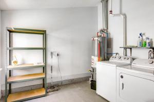 Et badeværelse på Bywater Beauty Near music and Fun + 25 billeder