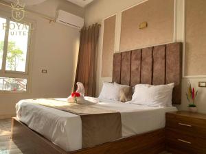 ein Schlafzimmer mit einem Bett mit zwei Stofftieren darauf in der Unterkunft Downtown Royal Suites in Kairo