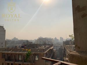 Blick auf die Skyline der Stadt mit Gebäuden in der Unterkunft Downtown Royal Suites in Kairo