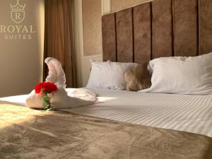 ein Schlafzimmer mit einem Bett mit einer Blume darauf in der Unterkunft Downtown Royal Suites in Kairo