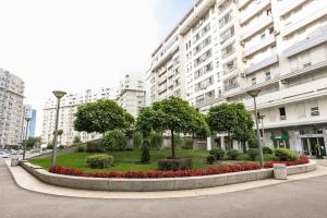 ベオグラードにあるDC Belgrade, modern, super comfy, garage parkingの建物前の木々と花の公園