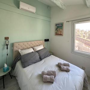 a bedroom with a large bed with two towels on it at Spacieux T3 en duplex rénové avec terrasse in Saint-Rémy-de-Provence