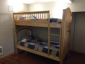 Giường trong phòng chung tại Unique Waterfront Cottage 34 Mi To Mt Rainier