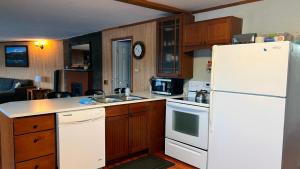 Nhà bếp/bếp nhỏ tại Unique Waterfront Cottage 34 Mi To Mt Rainier +13 ảnh