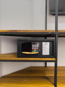 a microwave sitting on top of a shelf at FLAT CAMBUCI - Hospedagem e Moradia - Centro de Ipiaú-BA in Ipiaú