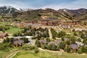een luchtzicht op het resort met bergen op de achtergrond bij Red Pine N1 in Park West Ski Area Heliport