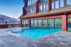 una casa con piscina delante en Studio at The Lodge at Mountain Village, en Park City 29 fotos más