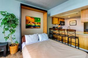 Una pequeña habitación con una cama y una cocina. en Studio at The Lodge at Mountain Village, en Park City