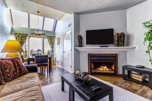 Una sala de estar con un sofá y una chimenea. en Studio at The Lodge at Mountain Village, en Park City