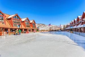 una pista de hielo en medio de un pueblo en Studio at The Lodge at Mountain Village, en Park City