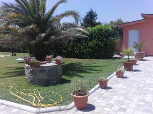 En trädgård utanför Villetta con Piscina