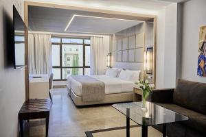 een hotelkamer met een bed en een bank bij VP Madroño in Madrid +46 foto's