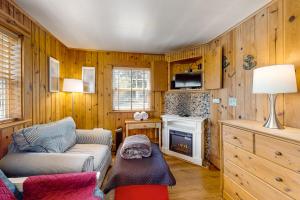 Una sala de estar con un sofá y una chimenea. en Hidden Villa Cottage #1 - The Nautical Cottage, en Cannon Beach