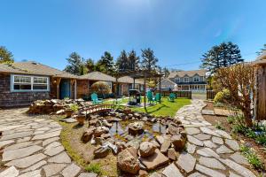 un patio trasero con un jardín de rocas con un estanque en Hidden Villa Cottage #1 - The Nautical Cottage, en Cannon Beach