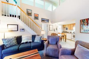 een woonkamer met een blauwe bank en stoelen bij Red Pine Condos Unit #A7 in Park West Ski Area Heliport