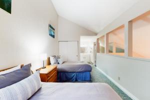 een slaapkamer met twee bedden en een spiegel bij Red Pine Condos Unit #A7 in Park West Ski Area Heliport +24 foto's