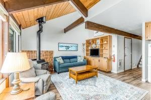 新港Embarcadero Condo #E225的带沙发和壁炉的客厅