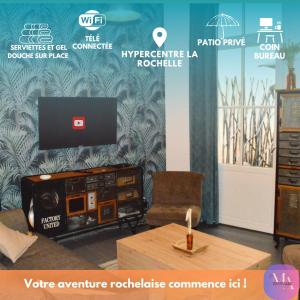 un salon avec une télévision et une table dans l'établissement Nid du marché hypercentre La Rochelle, wifi, à La Rochelle
