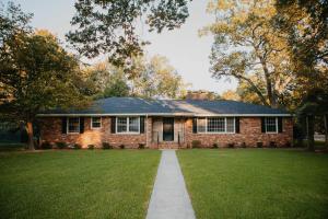 una casa de ladrillo con un patio de hierba en Briarwood Cottage Hot Tub Putt Putt Games, en Aiken 89 fotos más