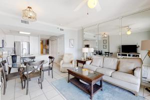 un soggiorno con un divano e un tavolo di Tidewater 906 a Orange Beach