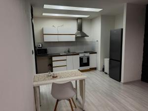 Dapur atau dapur kecil di MK Apartments Poliklinika
