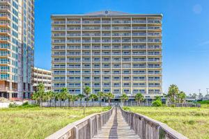 un edificio alto con un puente delante de él en Tidewater 608, en Orange Beach
