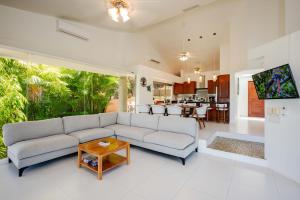 a living room with a couch and a table at Villa Vista Bahia in Coco