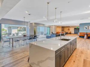 Posezení v ubytování Luxury Living in N Park, 2BR, King Beds, Parking