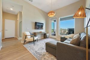 TV a/nebo společenská místnost v ubytování Luxury Living in N Park, 2BR, King Beds, Parking