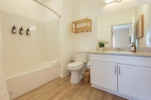 Koupelna v ubytování Luxury Living in N Park, 2BR, King Beds, Parking + 20 fotografií