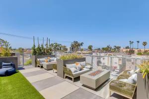 Posezení v ubytování Luxury Living in N Park, 2BR, King Beds, Parking