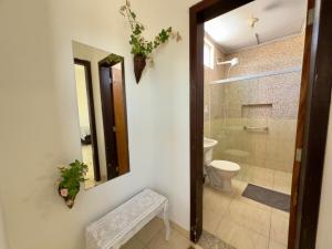 a bathroom with a toilet and a mirror at Nalevaiko- Apto Completo com Suíte e Garagem sinop in Sinop +2 photos