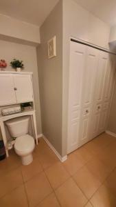 Et badeværelse på Boho Retreat 3BD Condo Close to Ottawa + 25 billeder