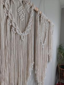 ein weißer Vorhang, der an einer Wand hängt in der Unterkunft Boho Retreat 3BD Condo Close to Ottawa in Gatineau